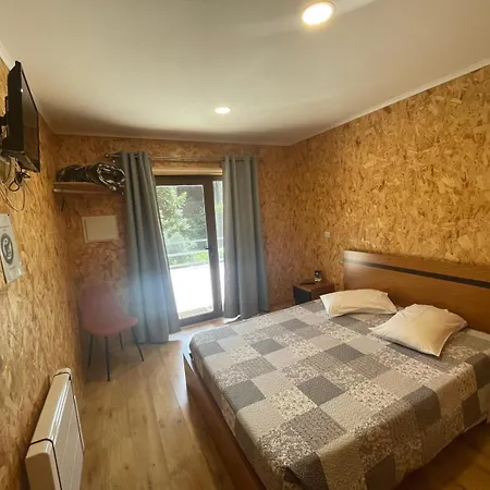 Campismo Rural Rio Caldo 3*